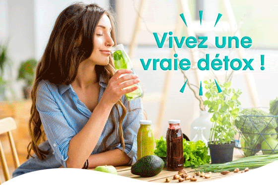 Femme qui boit un jus détox